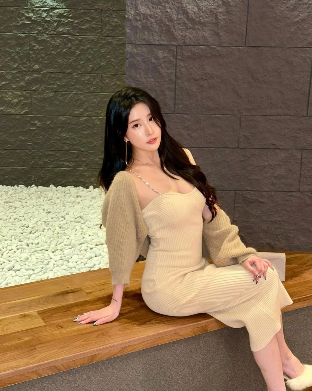 超赞身材加上这个高筒袜简直无敌