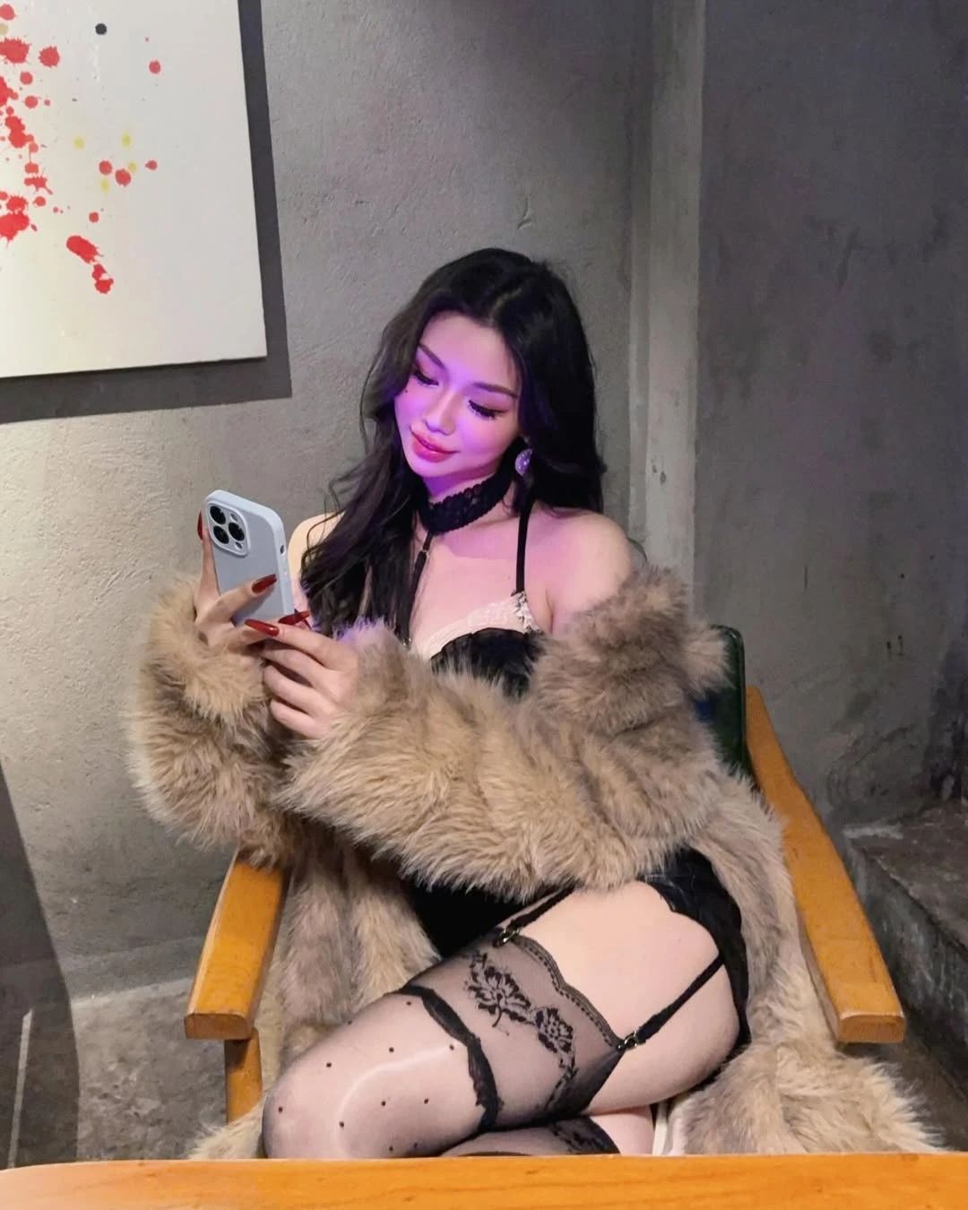 超赞身材加上这吊带丝袜，简直绝了！！！