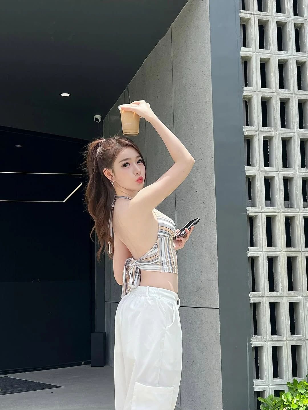 高颜值美女加上这极品美腿，真实让人不得不爱！！！