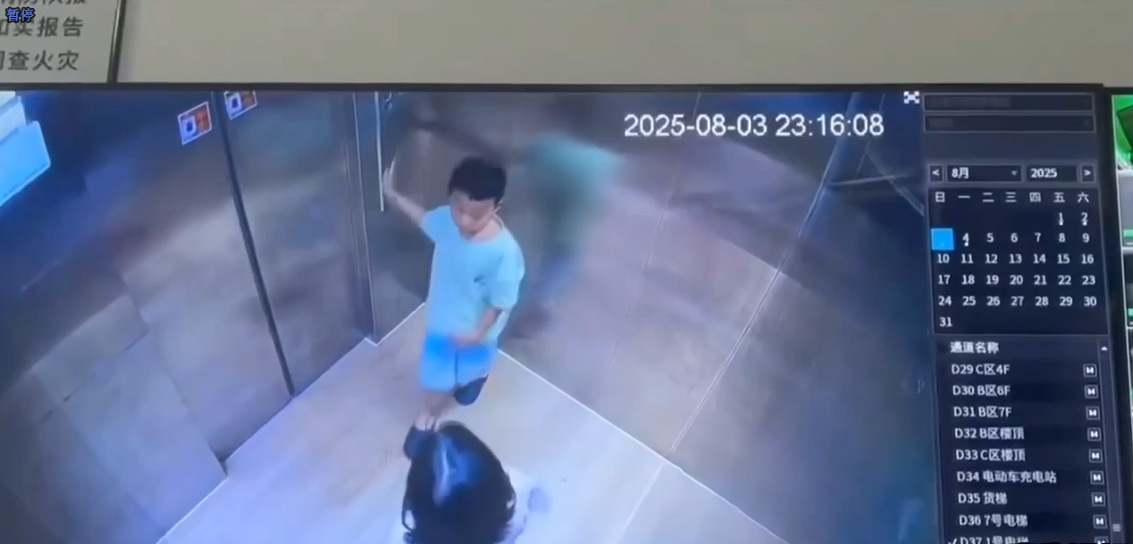 逆天小孩哥和小孩姐！学着大人模样爱做